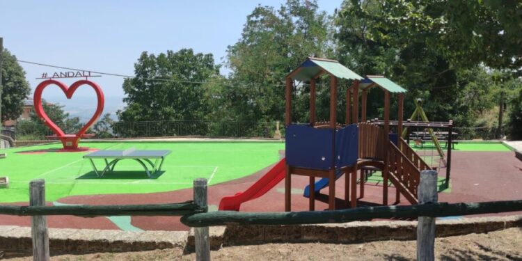 Andali, inaugurati il parco giochi e la panchina dell’amore
