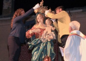 Conflenti, incoronazione Madonna della Quercia. Ucraina e Russia simbolicamente unite per la pace