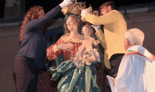 Conflenti, incoronazione Madonna della Quercia. Ucraina e Russia simbolicamente unite per la pace