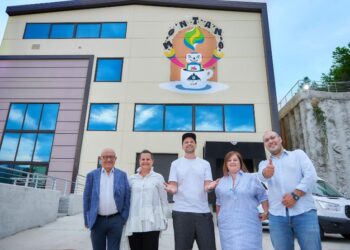 Cerva, il murales di Massimo Sirelli celebra i 40 anni di Montano Caffè