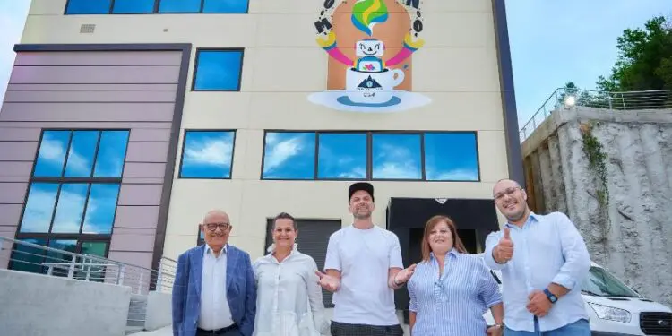 Cerva, il murales di Massimo Sirelli celebra i 40 anni di Montano Caffè