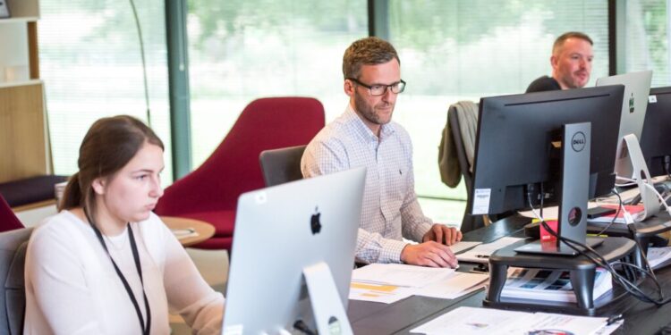 Sostegno psicologico, il nuovo benefit aziendale per i lavoratori: lo studio di Serenis