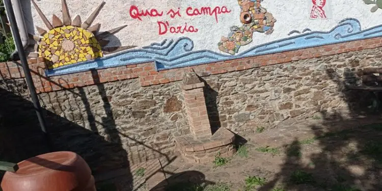 Accaria di Serrastretta, un murales riporta a nuova vita una villetta comunale