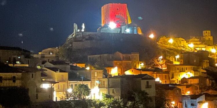 Belcastro, castello illuminato di rosa per prevenzione tumori al seno