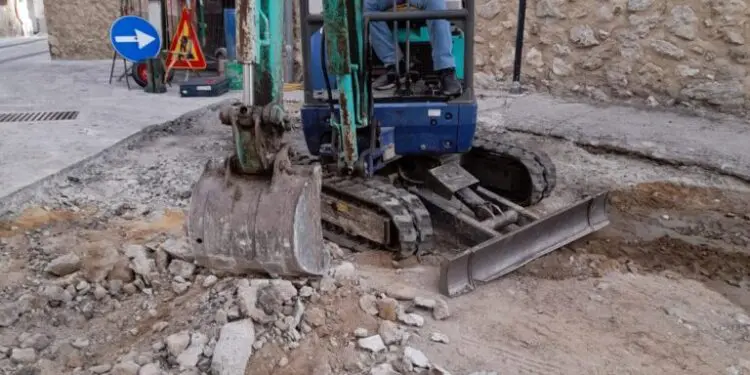 Belcastro, amministratori in piazza per lavori di ristrutturazione piccola agorà