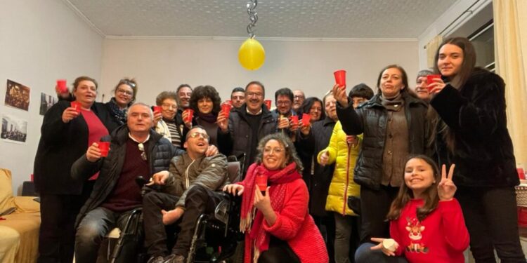 Doppio brindisi per Walter Melchionda nel suo “Canto di Natale”. Boom di ascolti per la puntata di “Un posto al sole”/ Una bella “pagina” del piccolo schermo