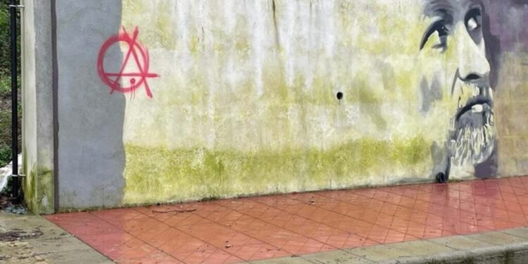San Mango d’Aquino deturpato murales di Pantani con un simbolo anarchico