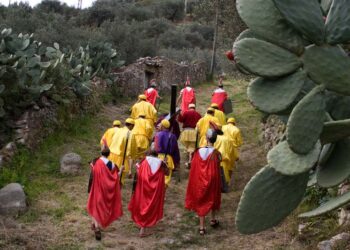 C’è pure l’androgino nella “Via Crucis” più lunga del mondo!