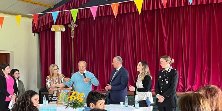 Entusiasmante incontro di Carmine Abate con gli studenti dell’IC di Sellia Marina