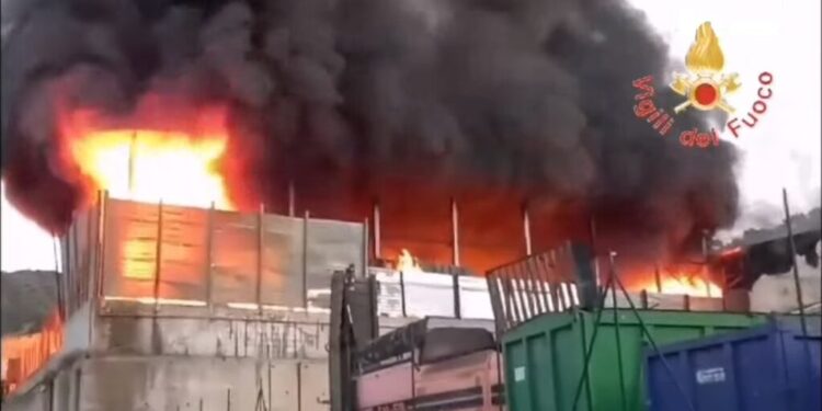 L’incendio nell’impianto dei rifiuti di Tarsia genera problemi ai comuni nell’area del Savuto tra cui Bianchi, Colosimi, Scigliano e Carpanzano