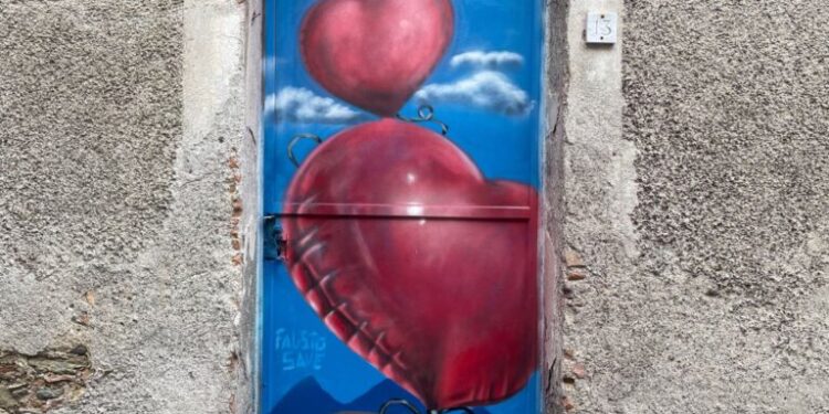 Marcellinara, le porte abbandonate opere d’arte a cielo aperto