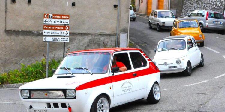 Inaugurato Club Auto Storiche “I Volpini” San Pietro Apostolo e raduno di appassionati