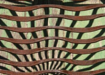 Un fabbro come Escher (Feroleto Antico). Nostalgia del mare… in una foto di Antonio Renda