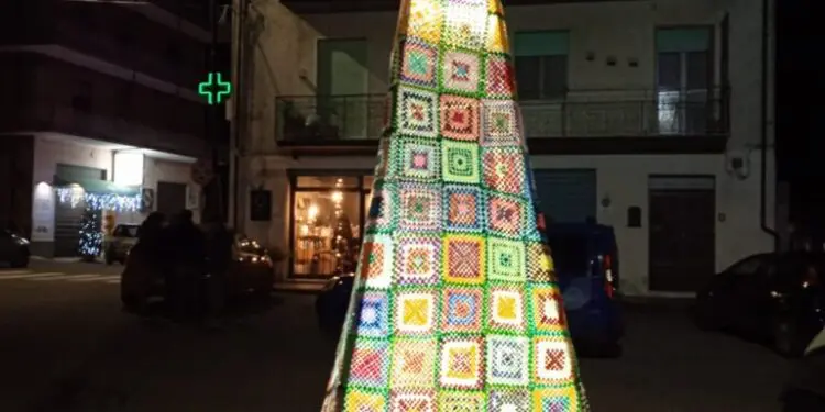 Decollatura, quest’anno nelle piazze alberi di Natale fatti a mano