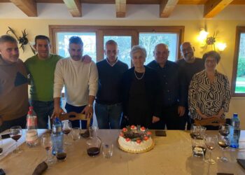 Una classe della “scuola elementare” degli anni ’80 si ritrova con la maestra di allora