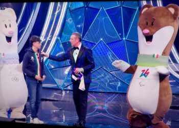 Amadeus si complimenta con alunni città dell’arte di Taverna per le mascotte delle Olimpiadi 2026