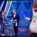 Amadeus si complimenta con alunni città dell’arte di Taverna per le mascotte delle Olimpiadi 2026