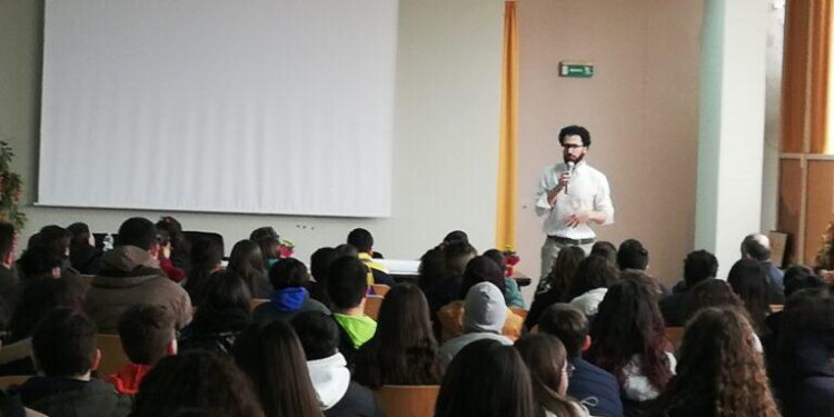 Martirano, IC “Don Milani” studenti incontrano Daniele Aristarco