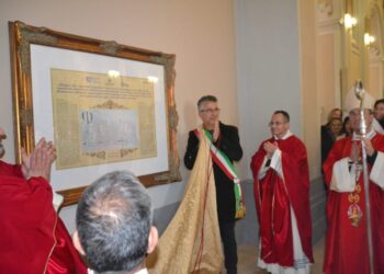 Il comune di Mesoraca dona un quadro ai padri del santuario del SS Ecce Homo con la bolla di Papa Martino V