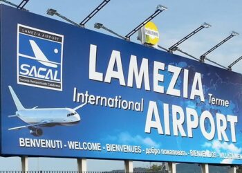 Domenico Lanciano propone una statua davanti all’aeroporto di Lamezia Terme
