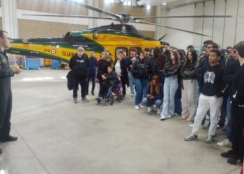 Gli studenti dell’IPS “L. Costanzo” ospiti della Sezione Aerea della Guardia di Finanza 