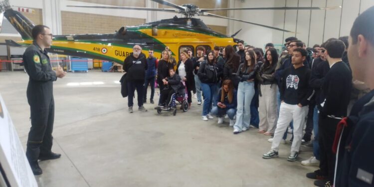 Gli studenti dell’IPS “L. Costanzo” ospiti della Sezione Aerea della Guardia di Finanza 