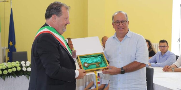 Maida, unisce memoria, radici e speranza la cittadinanza onoraria a Dominic J. Caruso