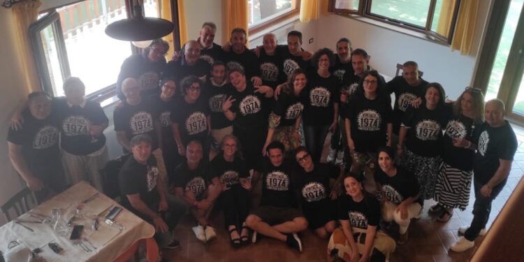 Nati nel 1974 e ritrovarsi per festeggiare il traguardo dei 50 anni come dei diciottenni