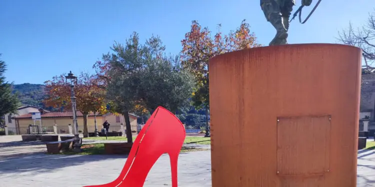 Motta Santa Lucia un monumento rappresentato da una scarpa rossa, con apposta una targa a ricordo, contro i femminicidi
