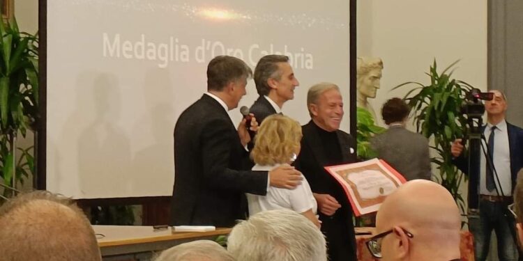 Il fashion designer Claudio Greco riceve la “Medaglia d’Oro Calabria 2024” a Roma
