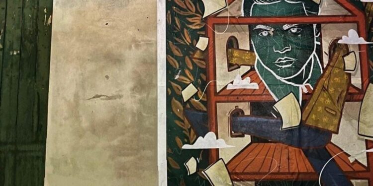 La mostra “Archivio Mabos” approda a Cicala: manifesti d’arte risaltano tra le case