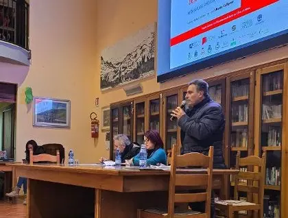 Tiriolo, Letture in circolo: coltiviamo l’umanità coltivando le parole. Mario Caligiuri spiega l’importanza di leggere e voler bene alle parole (video)