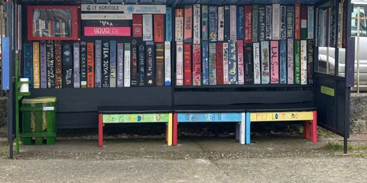 Storie in Sosta, a Soveria Mannelli la pensilina letteraria realizzata col progetto “Che impresa la scuola”