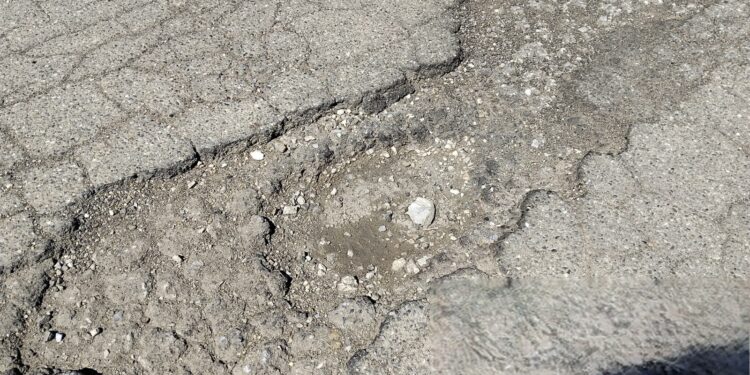 La “strada delle fosse”, ovvero via Cianflone a Decollatura. Si riuscirà mai a ripararla?