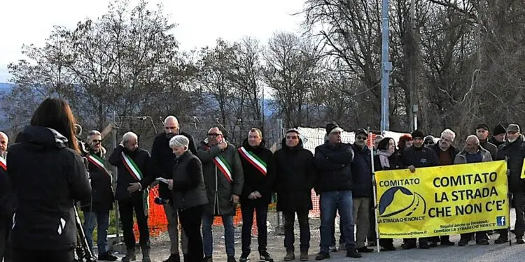 Telecamere Rai ancora puntate sulla “strada che non c’è”: 3 km in 40 anni per un’eterna incompiuta