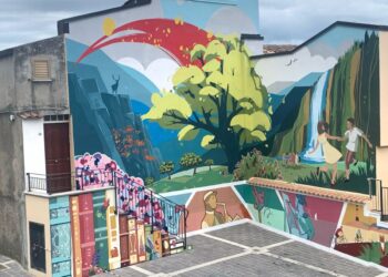 Zagarise, ultimato grande Murales “L’emigrante” dell’artista Monica Catalano. Il sindaco: Esprime integrazione e innovazione