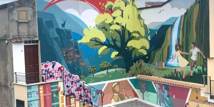 Zagarise, ultimato grande Murales “L’emigrante” dell’artista Monica Catalano. Il sindaco: Esprime integrazione e innovazione