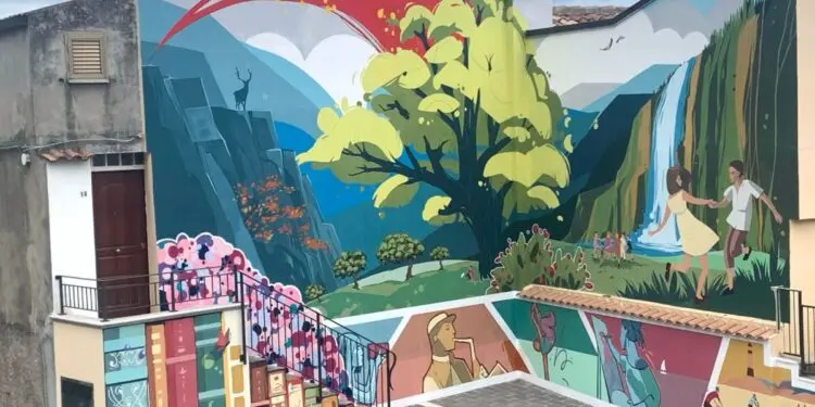 Zagarise, ultimato grande Murales “L’emigrante” dell’artista Monica Catalano. Il sindaco: Esprime integrazione e innovazione