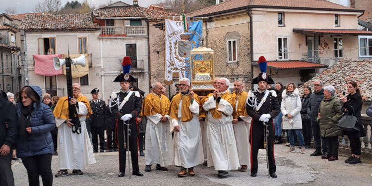Accolta dalla comunità dei fedeli la preziosa reliquia “ex capitis” di san Francesco di Paola