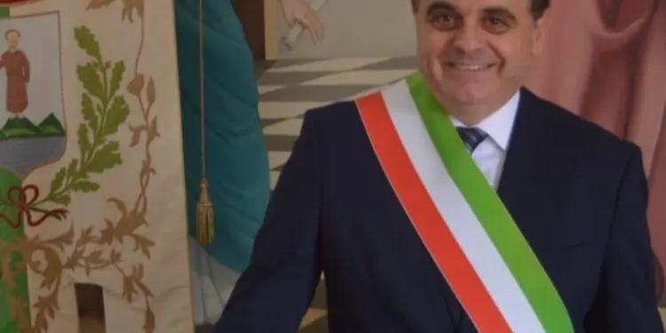 Simeri Crichi, premio beatrice al sindaco Davide Zicchinella per essersi distinto nel sociale