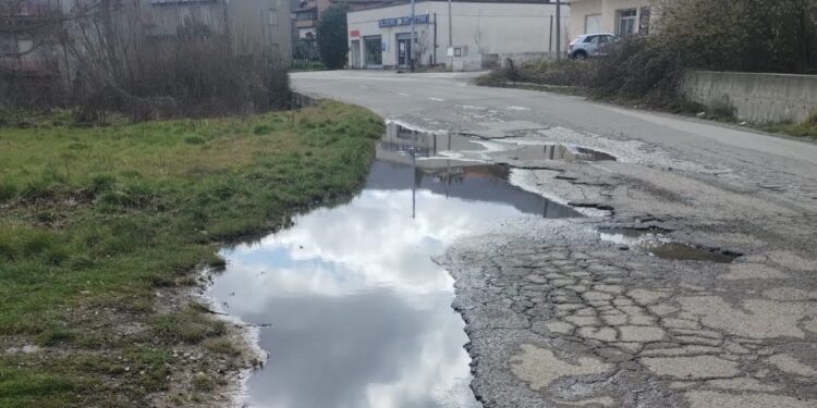 Via Cianflone a Decollatura la “strada delle fosse” come pista di motocross, la provocazione di Gigi De Grazia