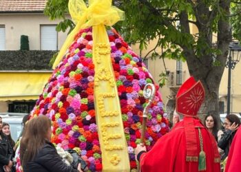 Martirano, Uovo di Pasqua record del Reventino: all’uncinetto e alto più di due metri!