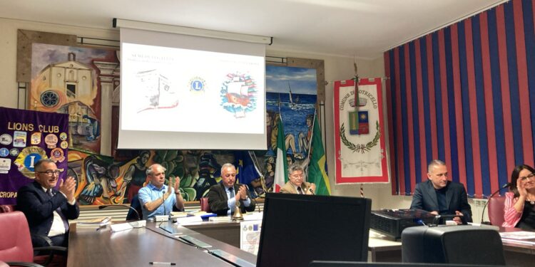 Botricello, tanti applausi per la prima presentazione di «Siamo fatti di parole» di Enzo Bubbo