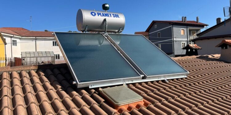 Arriva l’estate, col sole l’acqua calda aumenta e la bolletta ci sorride