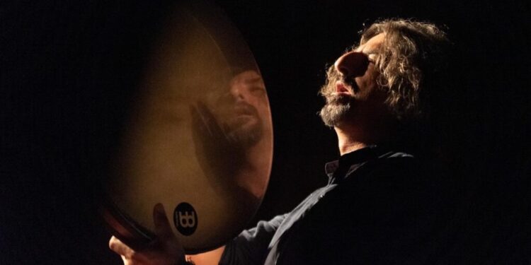 I Battiti del Cantastorie: Nando Brusco continua a emozionare tra “Tamburo è Voce”