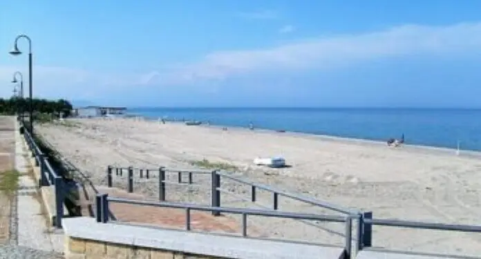 A Badolato Marina, lunedì 7 luglio si pulisce un tratto di spiaggia libera
