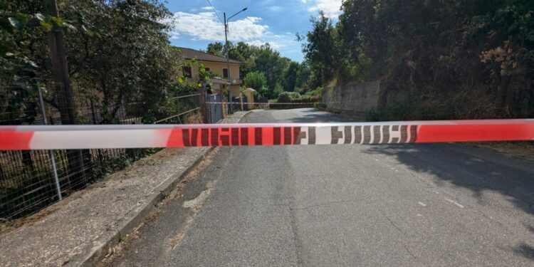 Scigliano, linee telefoniche bollenti. Prende fuoco un palo della telefonia