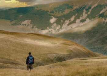 Da Porto a Milazzo: la camminata benefica da 3.740 km arriva in Italia