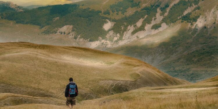 Da Porto a Milazzo: la camminata benefica da 3.740 km arriva in Italia