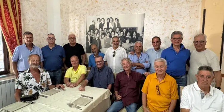 Girifalco, i 50 anni della 5B ITIS Scalfaro: una rimpatriata tra memoria e amicizia